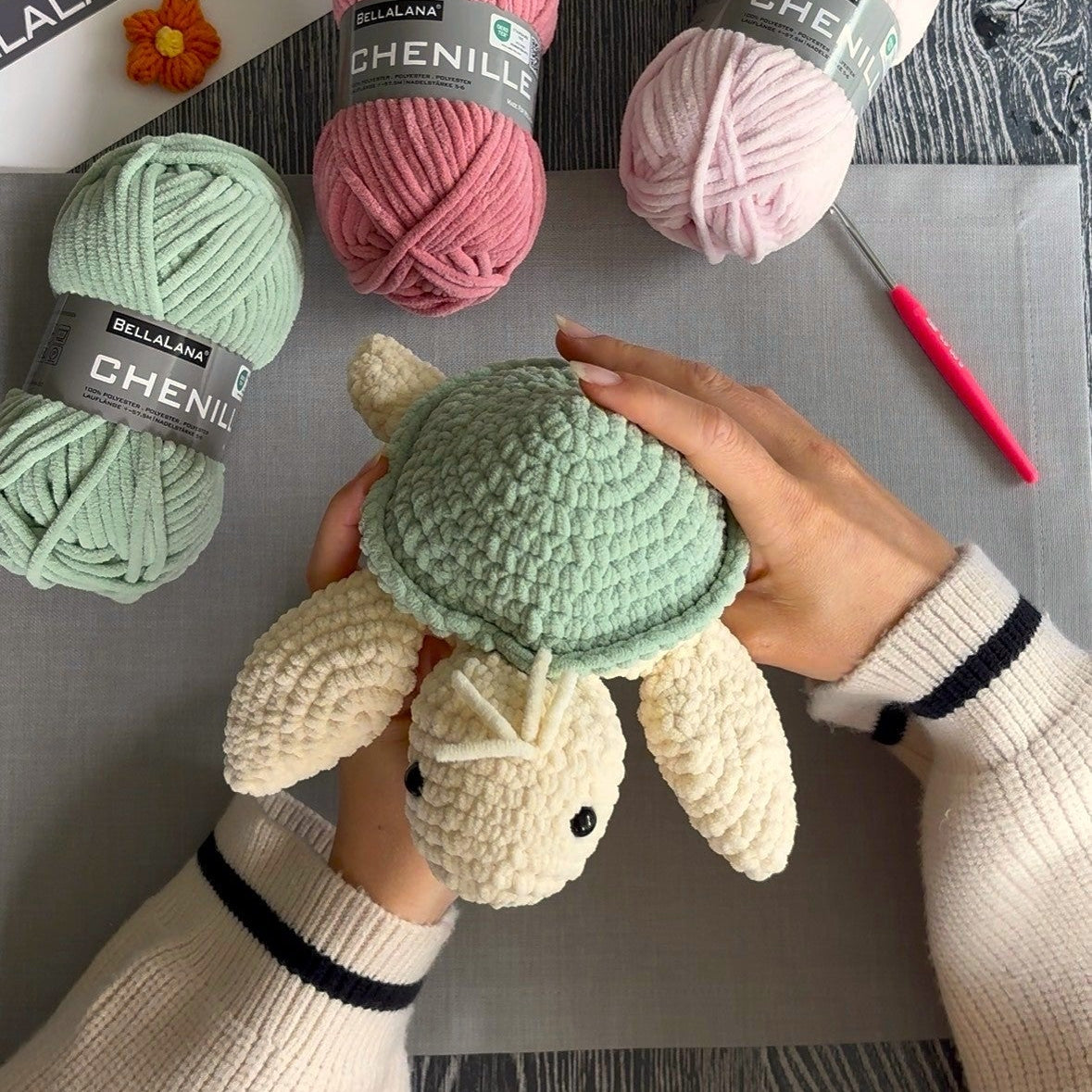 bellalana-chenille-einzelkn-uel-wolle-buttergelb-veganes-kuschelgarn image 3