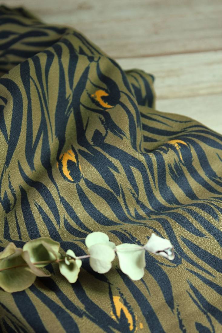 n-hfrosch-stoffe-viskose-krepp-zebra-stoff-khaki-blusenstoff image 3