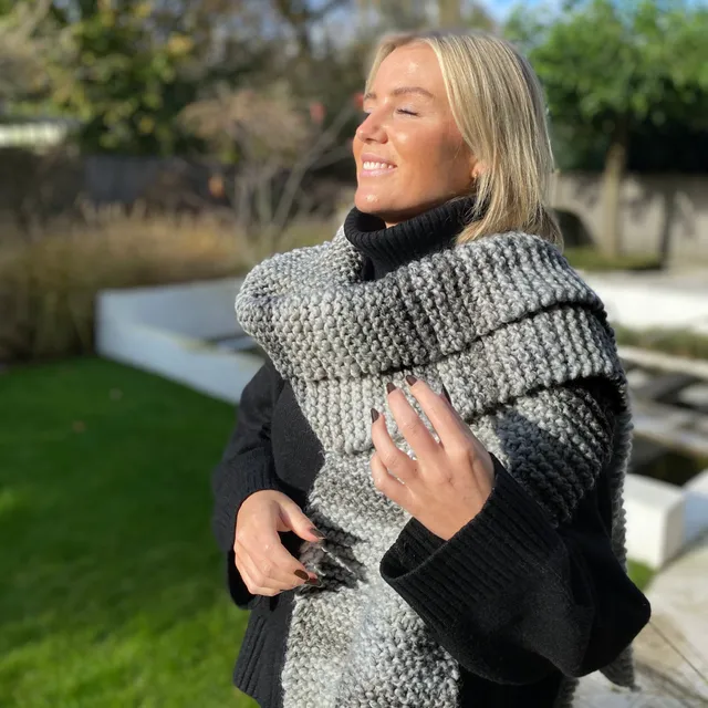 bellalana-freestyle-kuschel-schal-strickset-schwarz-wei-anf-nger image 1