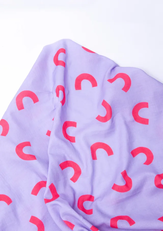 konfetti-patterns-musselin-halbkreise-rot-lilac-meterware image 1