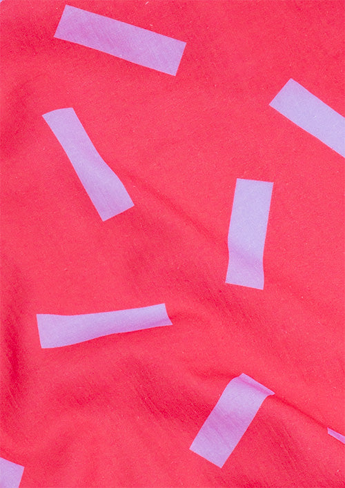 konfetti-patterns-musselin-striche-lilac-rot-baumwollstoff-meterware image 2