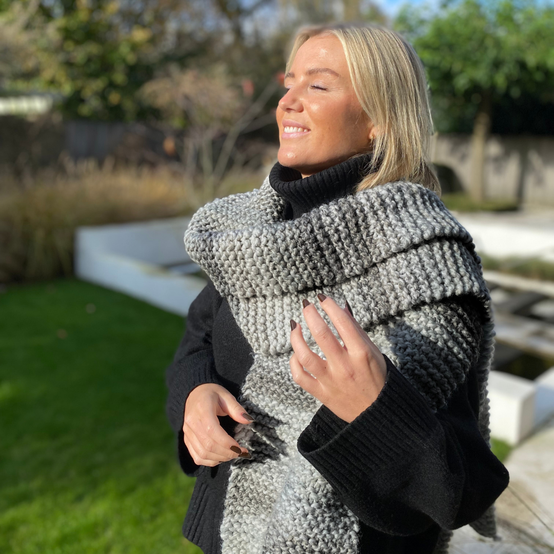bellalana-freestyle-kuschel-schal-strickset-schwarz-wei-anf-nger image 1