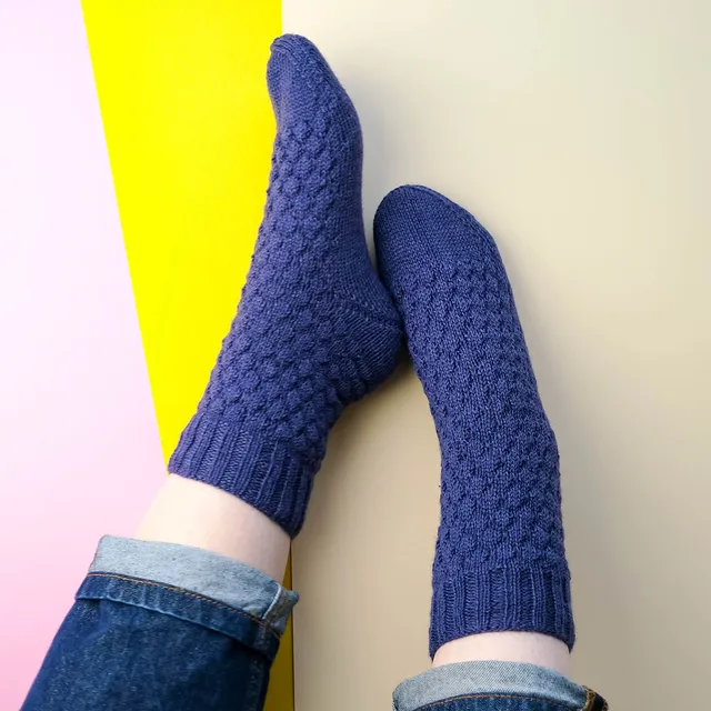 kremke-soul-wool-fruity-socks-blaubeere-strickanleitung-socken image 1