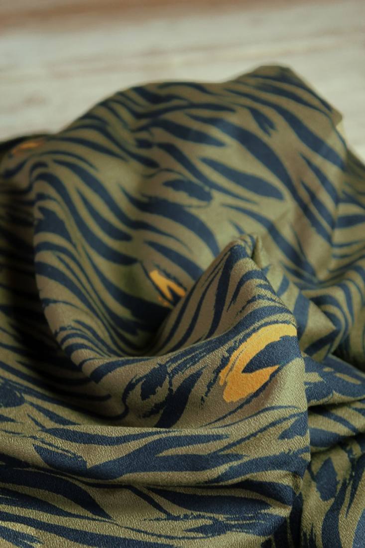 n-hfrosch-stoffe-viskose-krepp-zebra-stoff-khaki-blusenstoff image 8