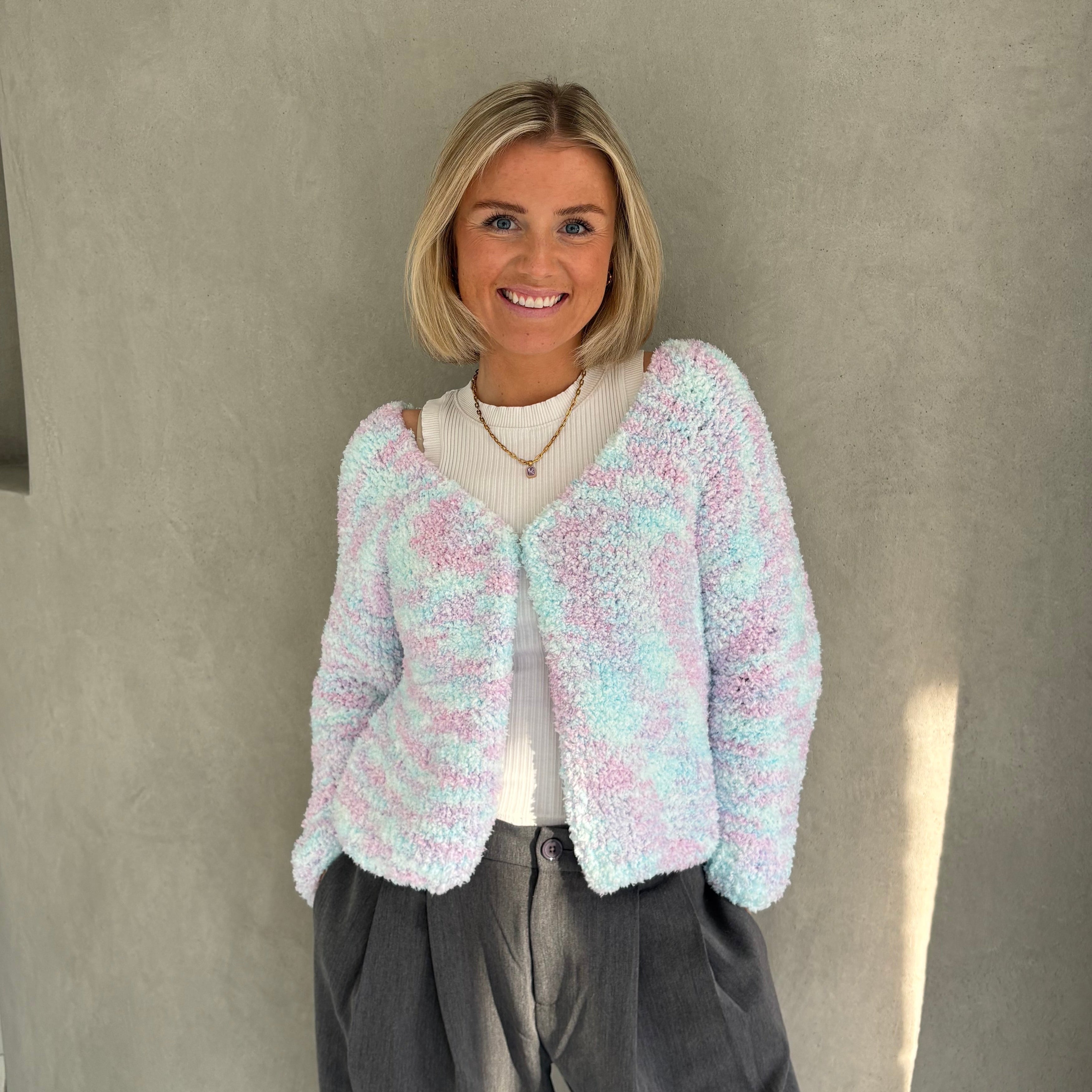 bellalana-fluffy-cardigan-strickset-mit-anleitung-flauschig image 1