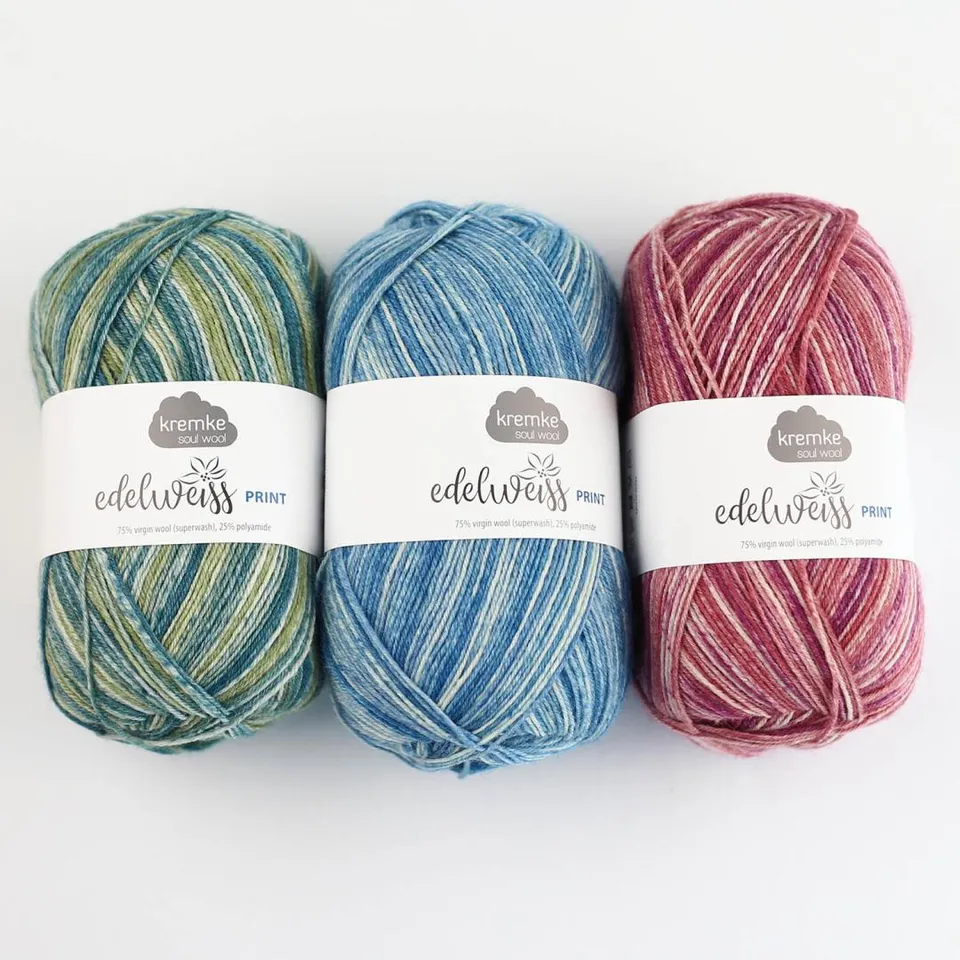 kremke-soul-wool-edelweiss-print-4fach-sockenwolle-fog-streifenmuster image 1