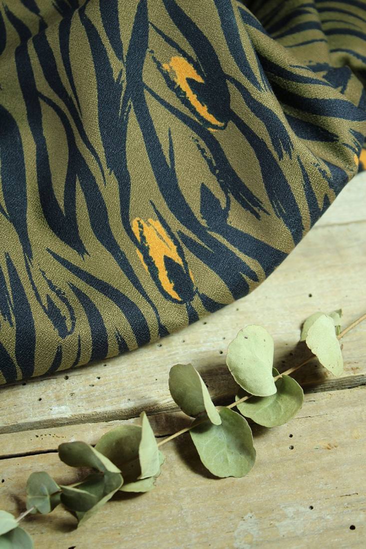 n-hfrosch-stoffe-viskose-krepp-zebra-stoff-khaki-blusenstoff image 5