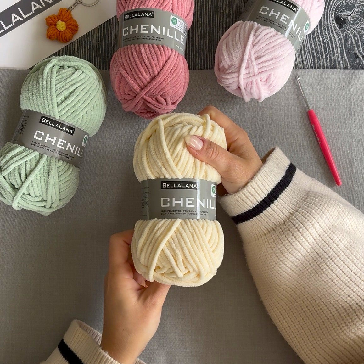 bellalana-chenille-einzelkn-uel-wolle-buttergelb-veganes-kuschelgarn image 2