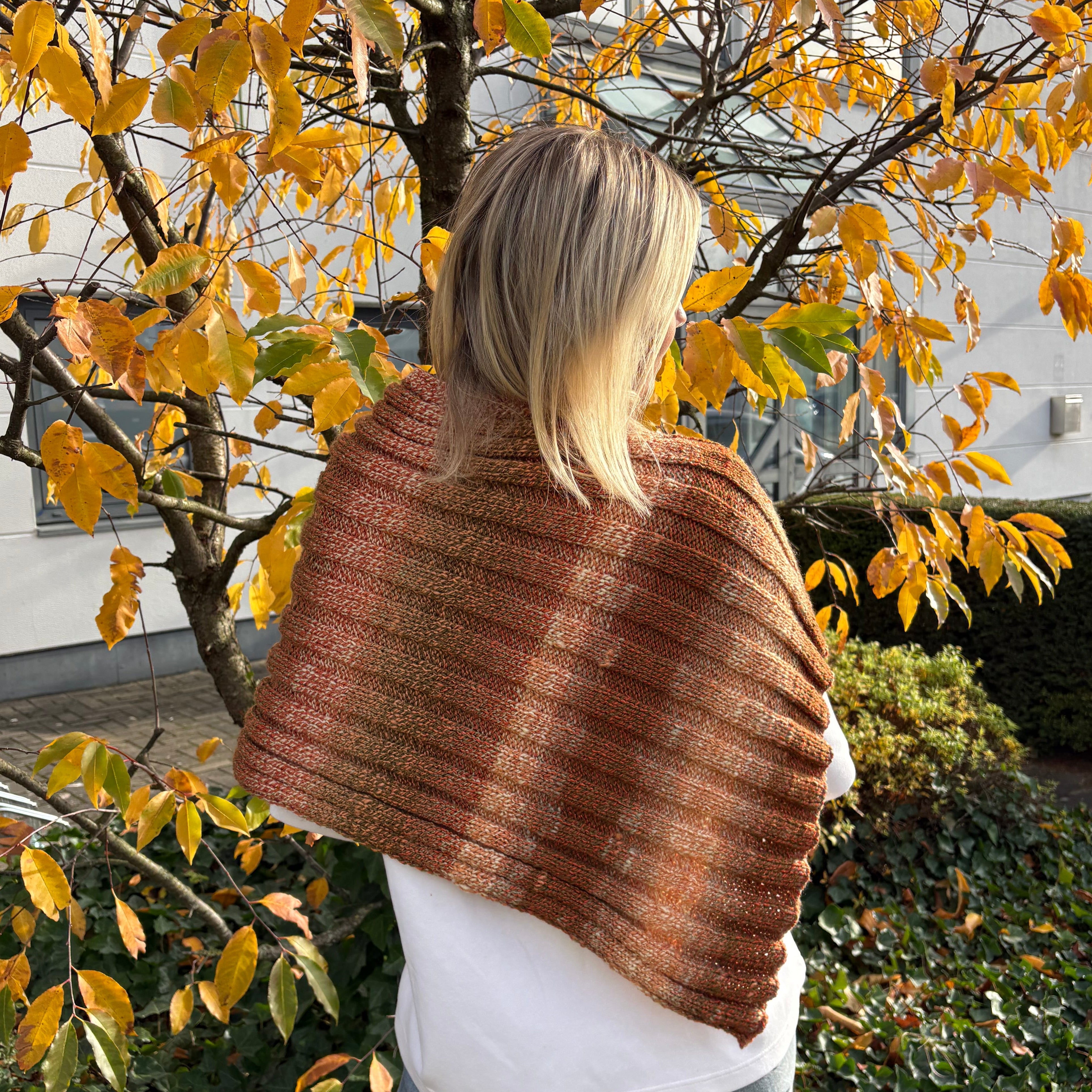 bellalana-glow-strickgarn-orange-300-mit-glanz-verlauf image 3