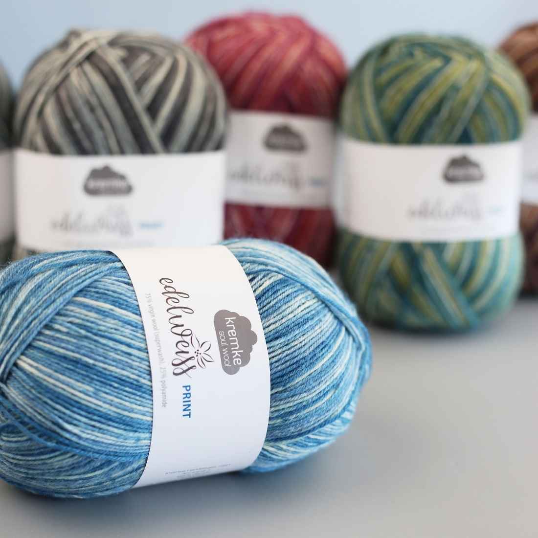 kremke-soul-wool-edelweiss-print-4fach-sockenwolle-fog-streifenmuster image 2