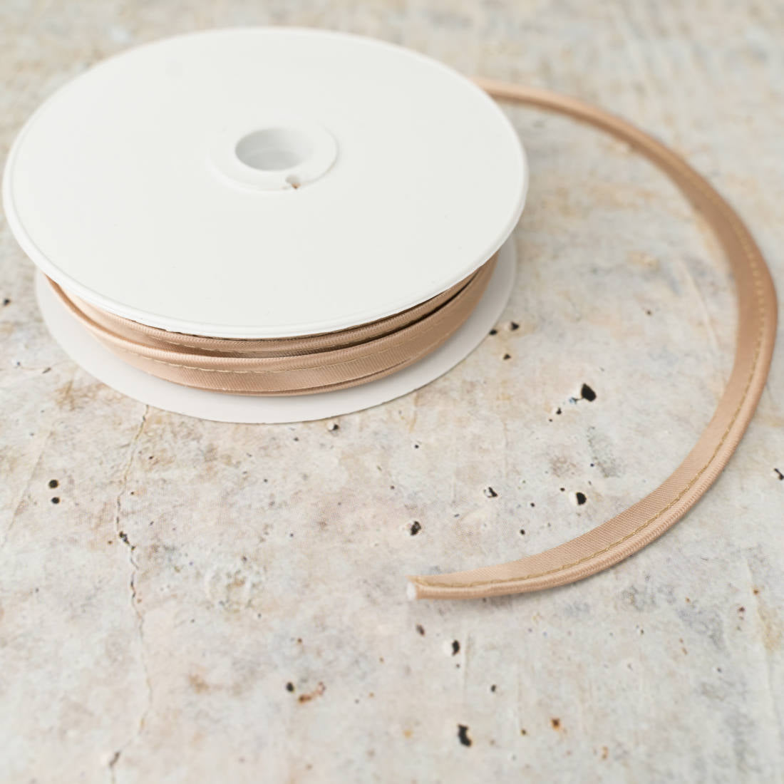 n-hfrosch-n-hzubeh-r-paspelband-satin-10mm-beige image 3