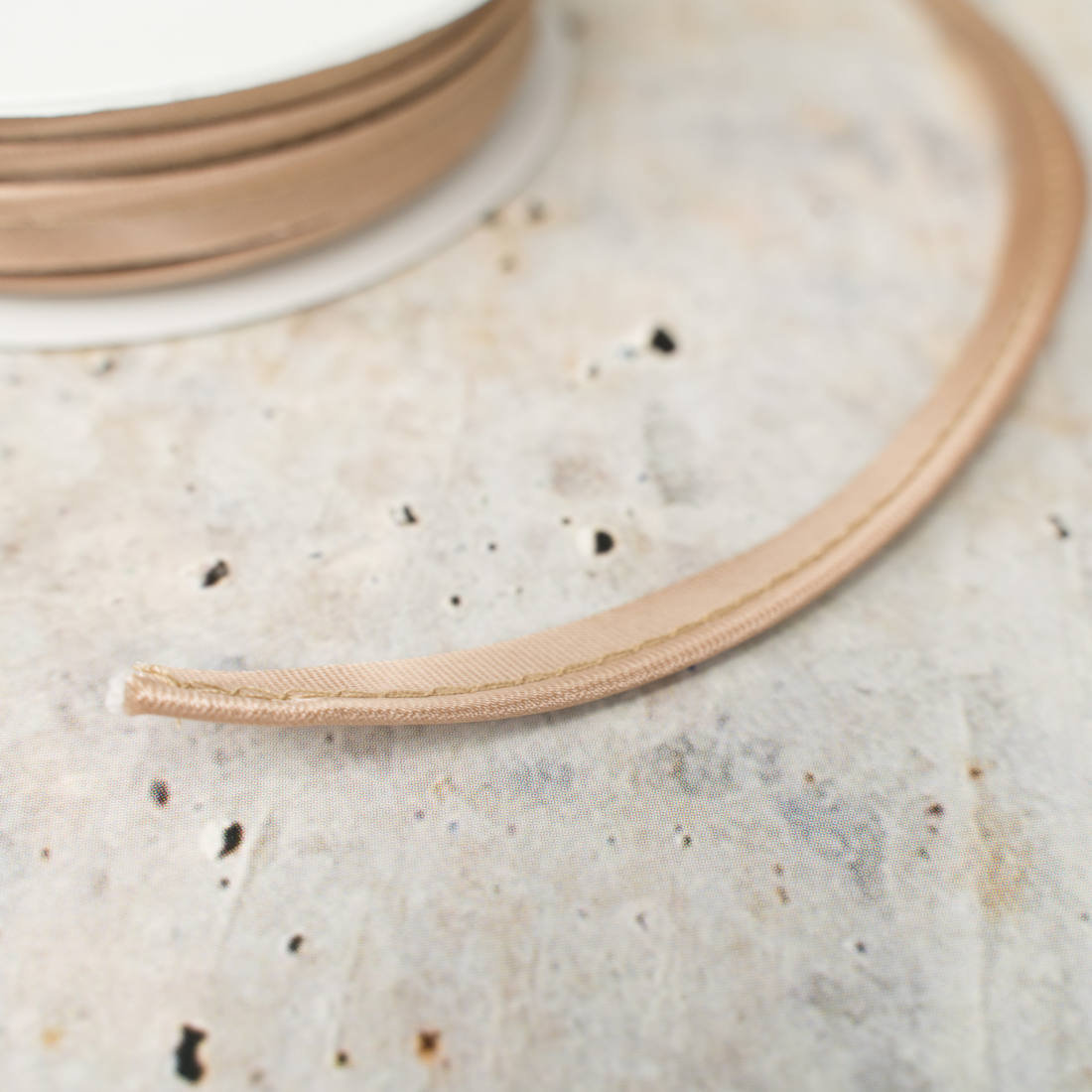 n-hfrosch-n-hzubeh-r-paspelband-satin-10mm-beige image 2