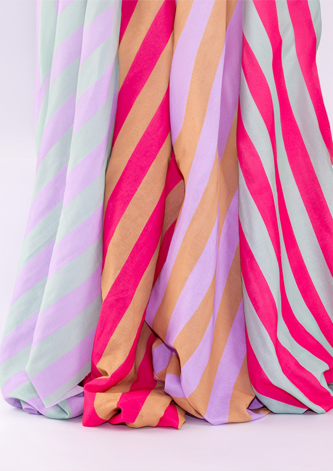 konfetti-patterns-musselin-stoff-konfettistreifen-lilac-caramel-meter image 4