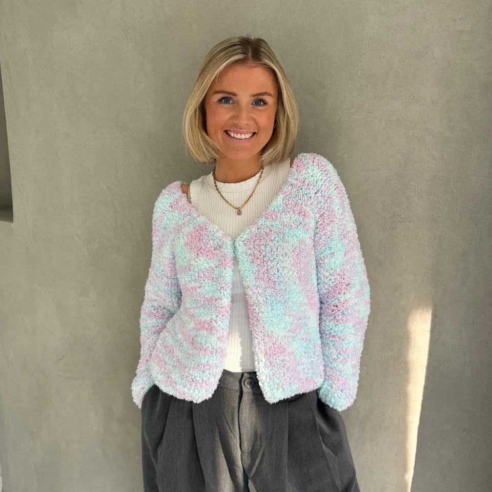 bellalana-fluffy-cardigan-strickset-mit-anleitung-flauschig image 1
